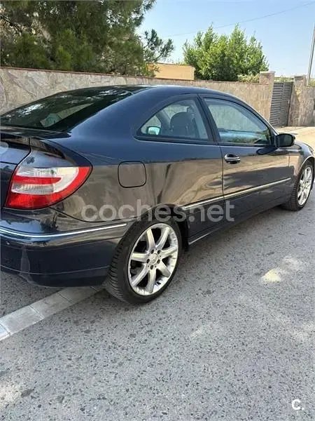 Usado Mercedes C180 143 CV (105 kW) 2005 Gris / plata Berlina