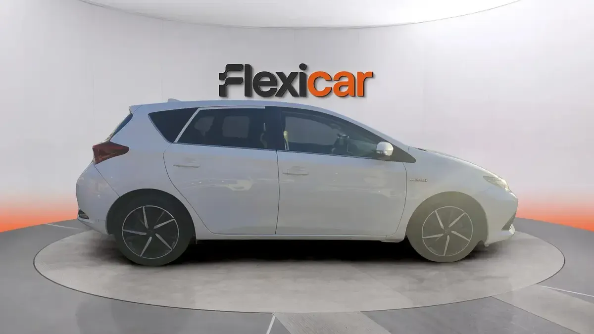 Usado Toyota Auris Hybrid Active 136 CV (100 kW) 2018 Blanco Berlina