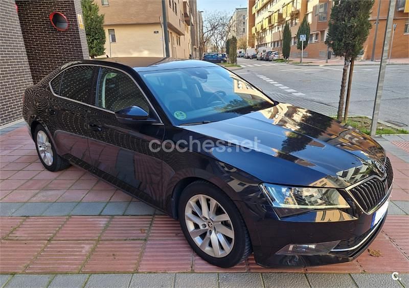 Usado Skoda Superb SportLine 150 CV (110 kW) 2019 Negro Berlina