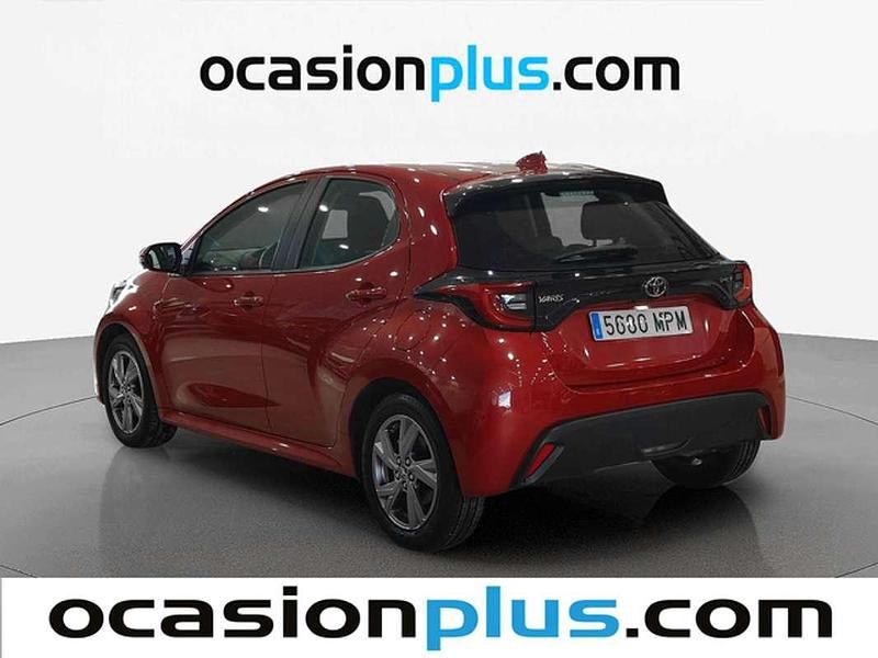 Usado Toyota Yaris Hybrid Active 116 CV (85 kW) 2024 Rojo Utilitario