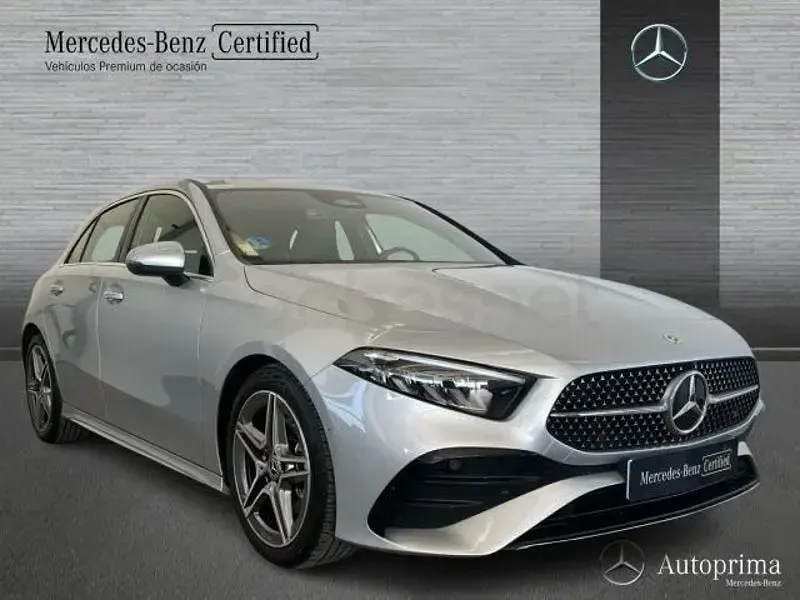 Usado Mercedes A180 136 CV (100 kW) 2025 Gris / plata Berlina