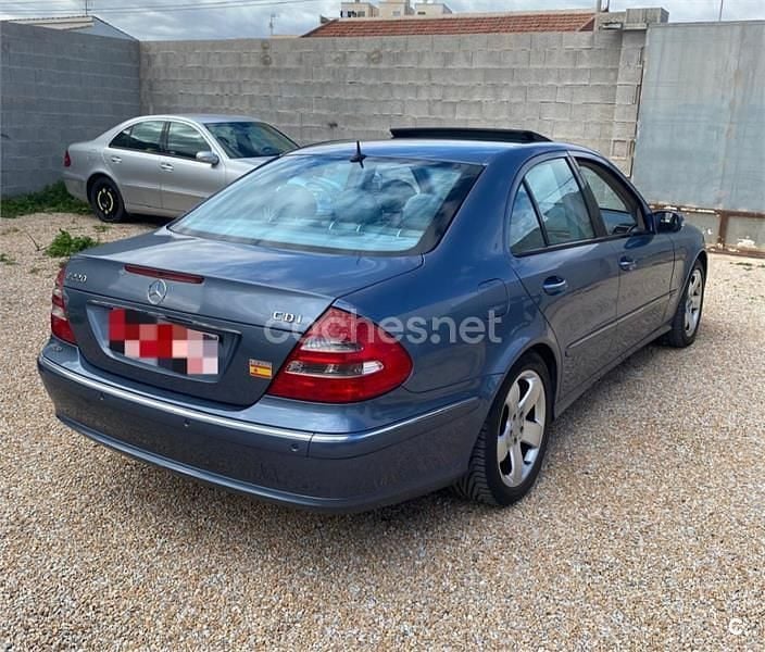Usado Mercedes E220 Classic 143 CV (105 kW) 2003 Azul Berlina