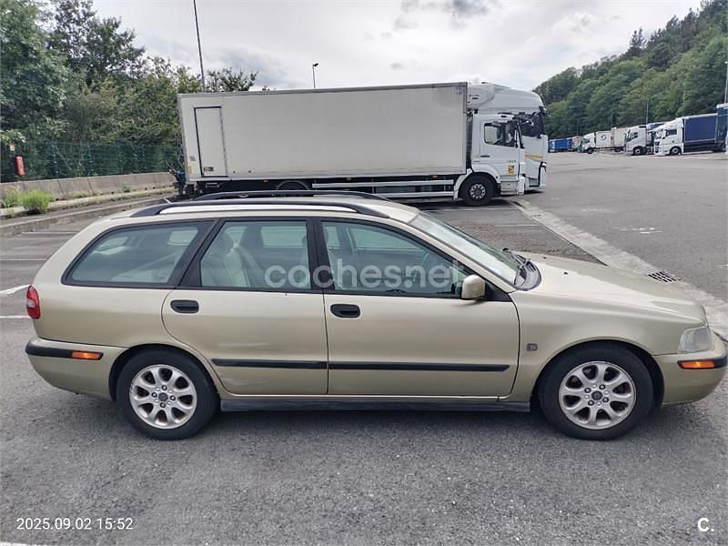 Usado Volvo V40 102 CV (75 kW) 2002 Beige Familiar