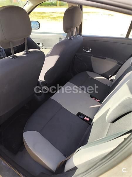 Usado Renault Clio II 75 CV (55 kW) 2011 Gris / plata Berlina