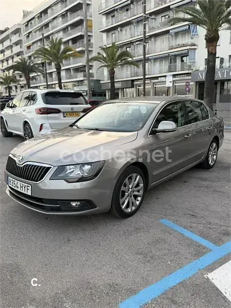 Usado Skoda Superb Elegance 140 CV (102 kW) 2014 Gris / plata Berlina