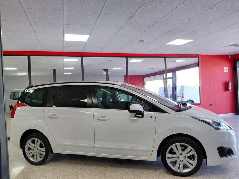 Usado Peugeot 5008 Style 120 CV (88 kW) 2016 Blanco Monovolumen