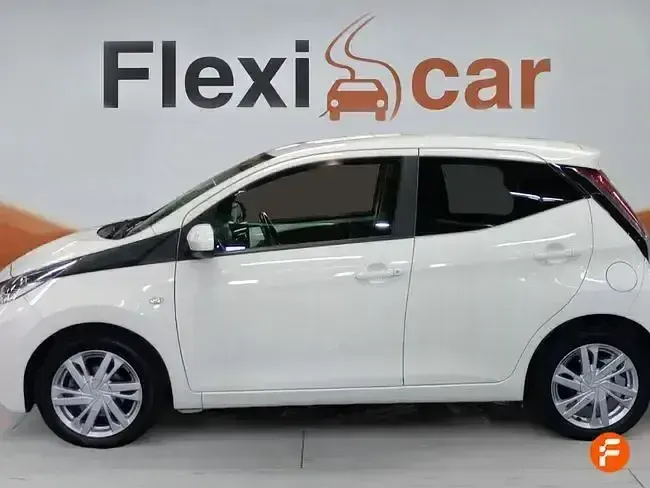 Usado Toyota Aygo X-cite 69 CV (50 kW) 2018 Blanco Utilitario