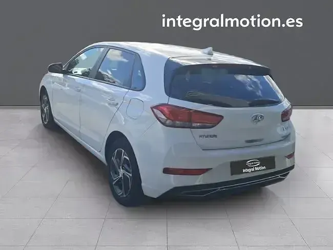 Usado Hyundai i30 119 CV (87 kW) 2021 Blanco