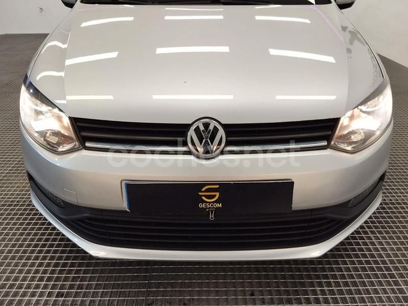 Usado VW Polo Advance 75 CV (55 kW) 2015 Gris / plata Berlina