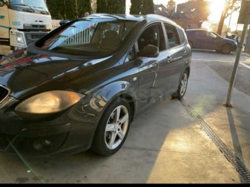 Usado Seat Altea XL Style 105 CV (77 kW) 2011 Gris / plata Monovolumen