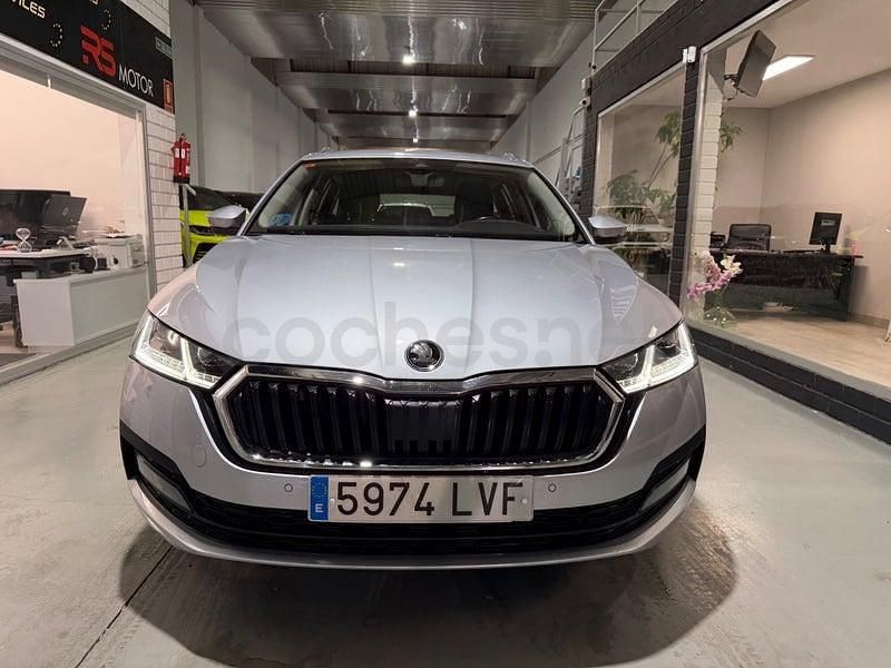 Usado Skoda Octavia 150 CV (110 kW) 2022 Gris / plata Familiar