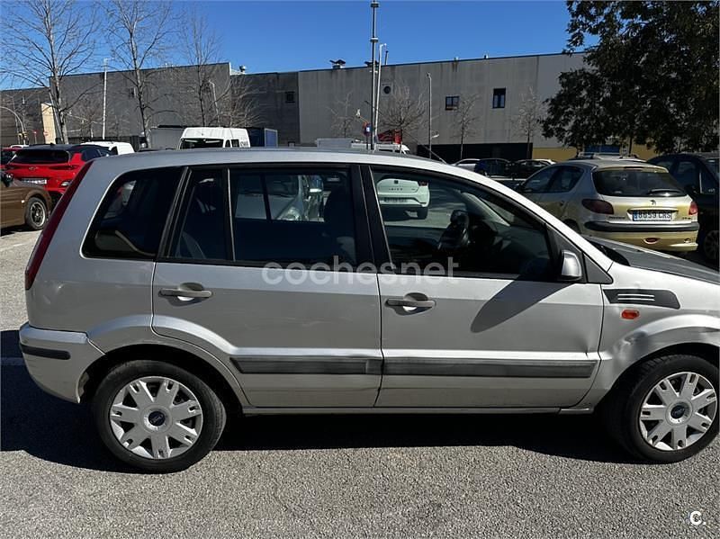 Usado Ford Fusion Trend 80 CV (58 kW) 2007 Gris / plata Utilitario