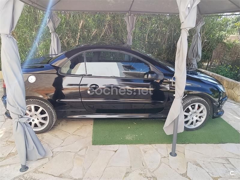 Usado Peugeot 206 138 CV (101 kW) 2003 Negro Descapotable