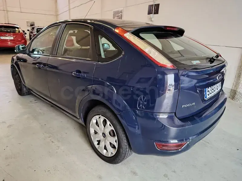 Usado Ford Focus Trend 90 CV (66 kW) 2010 Azul Berlina