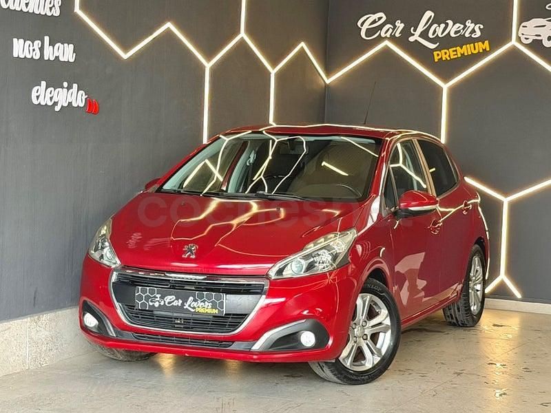 Usado Peugeot 208 Allure 82 CV (60 kW) 2015 Granate Utilitario