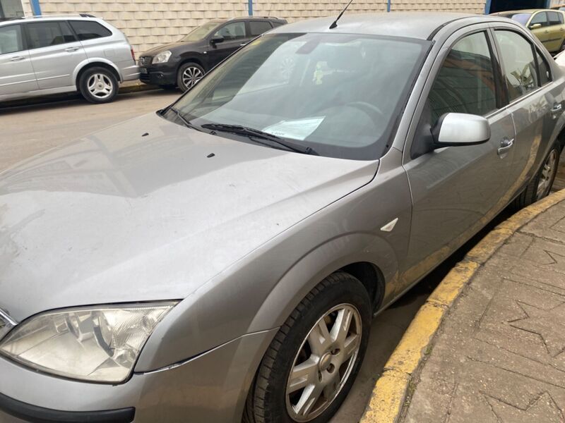 Usado Ford Mondeo Ghia 130 CV (95 kW) 2006 Gris Berlina