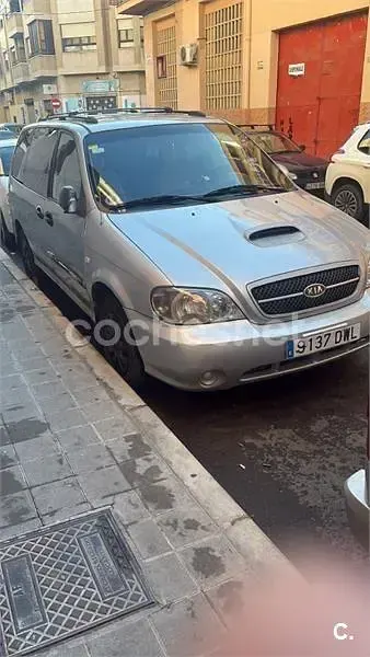 Usado Kia Carnival LX 144 CV (105 kW) 2006 Gris / plata Monovolumen