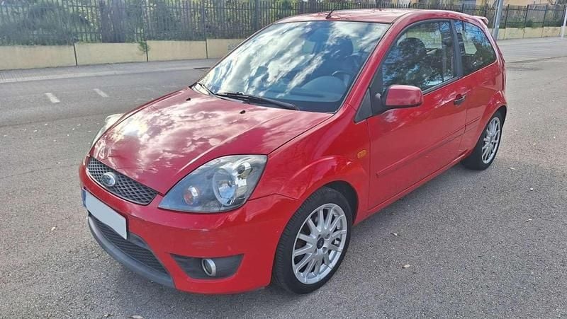 Usado Ford Fiesta Sport 90 CV (66 kW) 2006 Rojo Utilitario