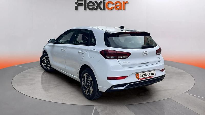 Usado Hyundai i30 120 CV (88 kW) 2024 Blanco Berlina