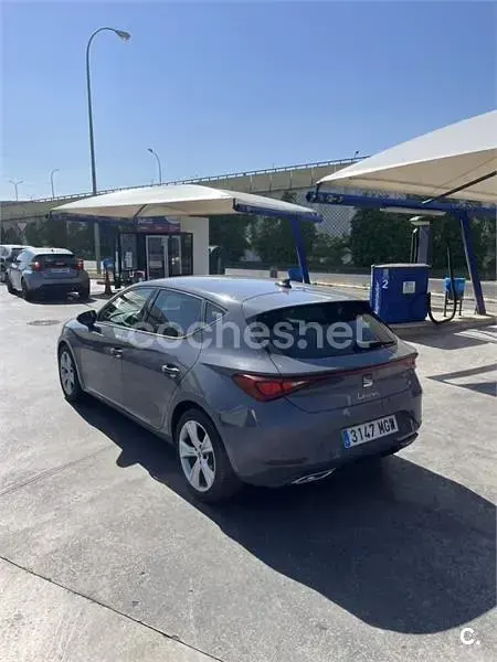 Usado Seat Leon FR 130 CV (95 kW) 2023 Gris / plata Familiar
