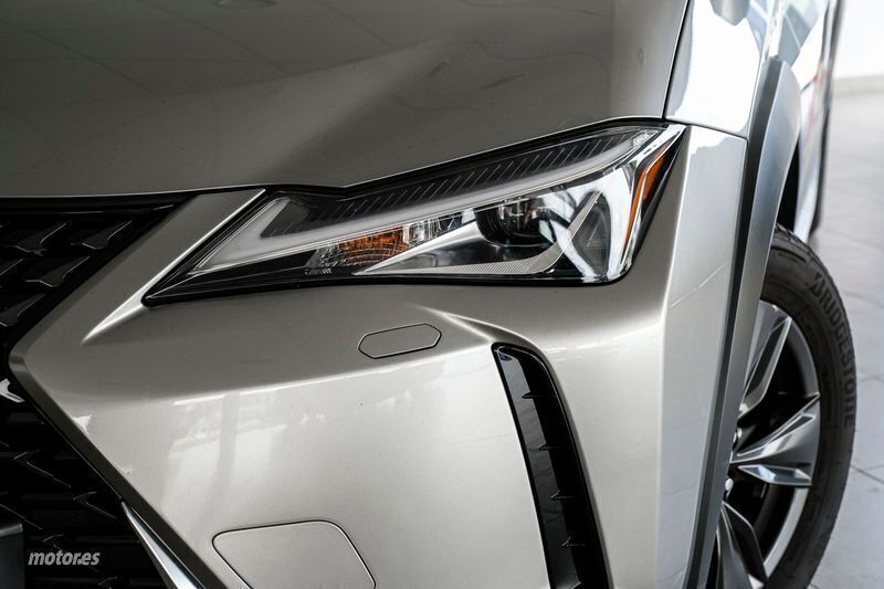 Usado Lexus UX 250h Business Edition 184 CV (135 kW) 2020 Plateado SUV