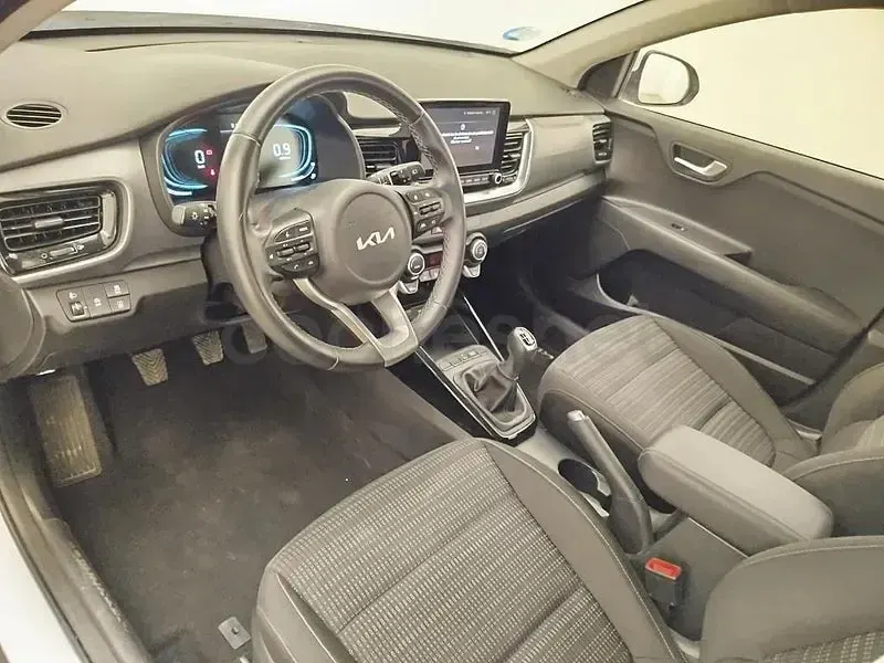 Usado Kia Stonic 100 CV (73 kW) 2025 Blanco SUV
