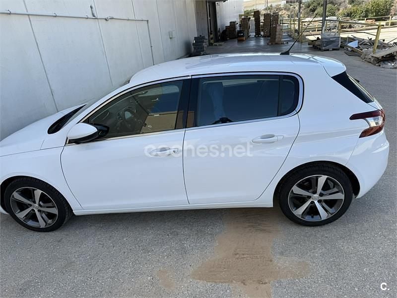 Usado Peugeot 308 Allure 120 CV (88 kW) 2016 Blanco Berlina