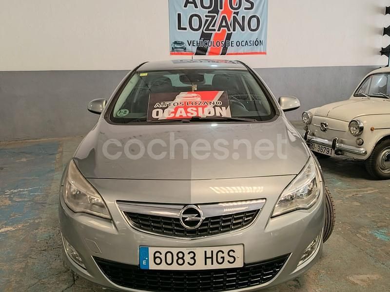 Gris / plata Usado 2013 Opel Astra Selective Berlina | 5700 € (Buen precio) - Imagen 1/4