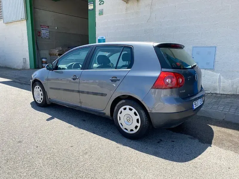 Usado VW Golf IV Sportline 115 CV (84 kW) 2005 Gris / plata Berlina