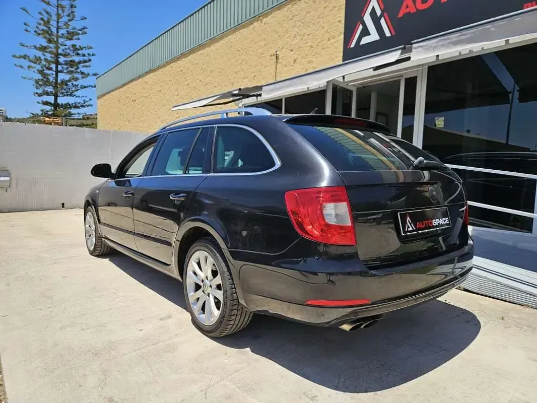 Usado Skoda Superb Ambition 140 CV (102 kW) 2011 Negro Berlina