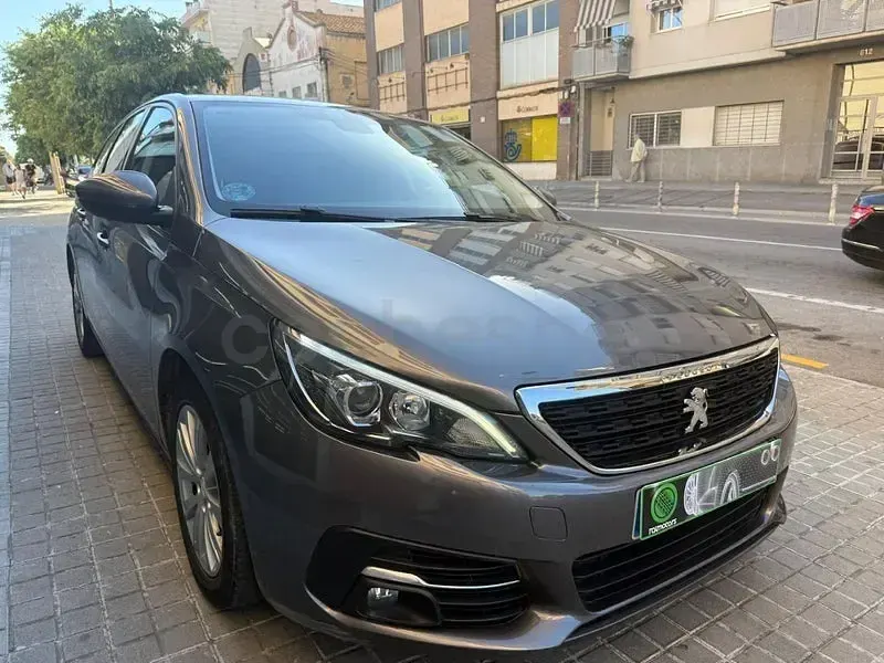 Usado Peugeot 308 SW Active 130 CV (95 kW) 2020 Gris / plata Familiar
