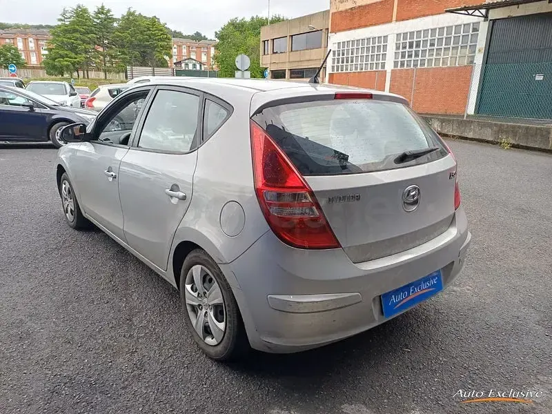 Usado Hyundai i30 Comfort 109 CV (80 kW) 2009 Gris / plata Berlina
