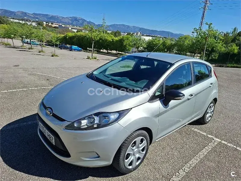 Usado Ford Fiesta Trend 82 CV (60 kW) 2011 Gris / plata Utilitario