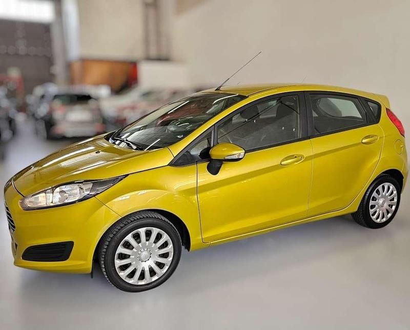 Usado Ford Fiesta Trend 75 CV (55 kW) 2015 Amarillo Utilitario