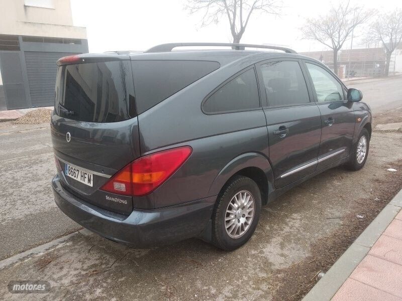 Usado Ssangyong (KGM) Rodius Limited 165 CV (121 kW) 2011 Gris Monovolumen