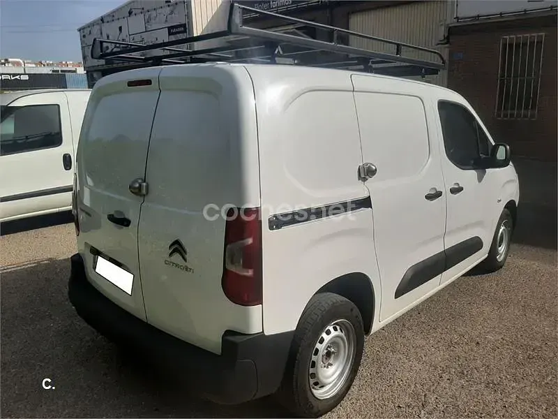 Usado Citroën Berlingo Live 102 CV (75 kW) 2022 Blanco Monovolumen