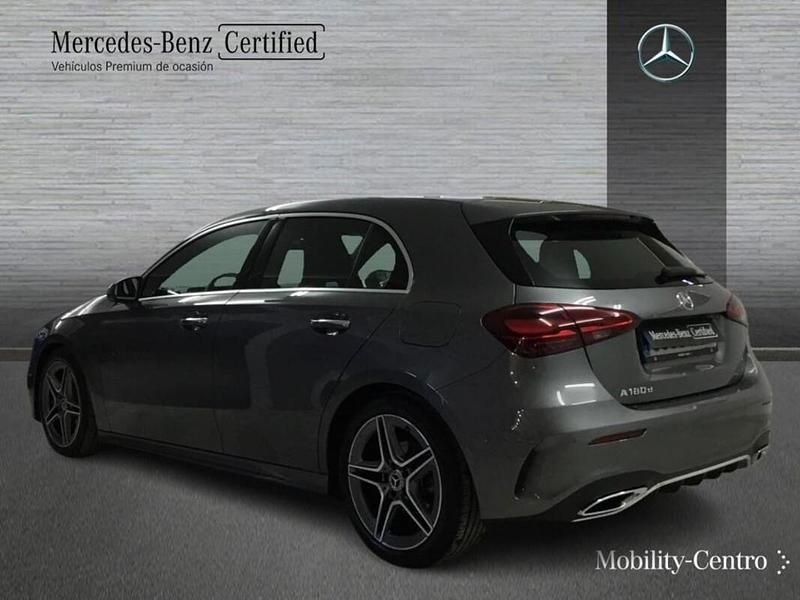 Usado Mercedes A180 AMG line 116 CV (85 kW) 2024 Gris montaña Utilitario