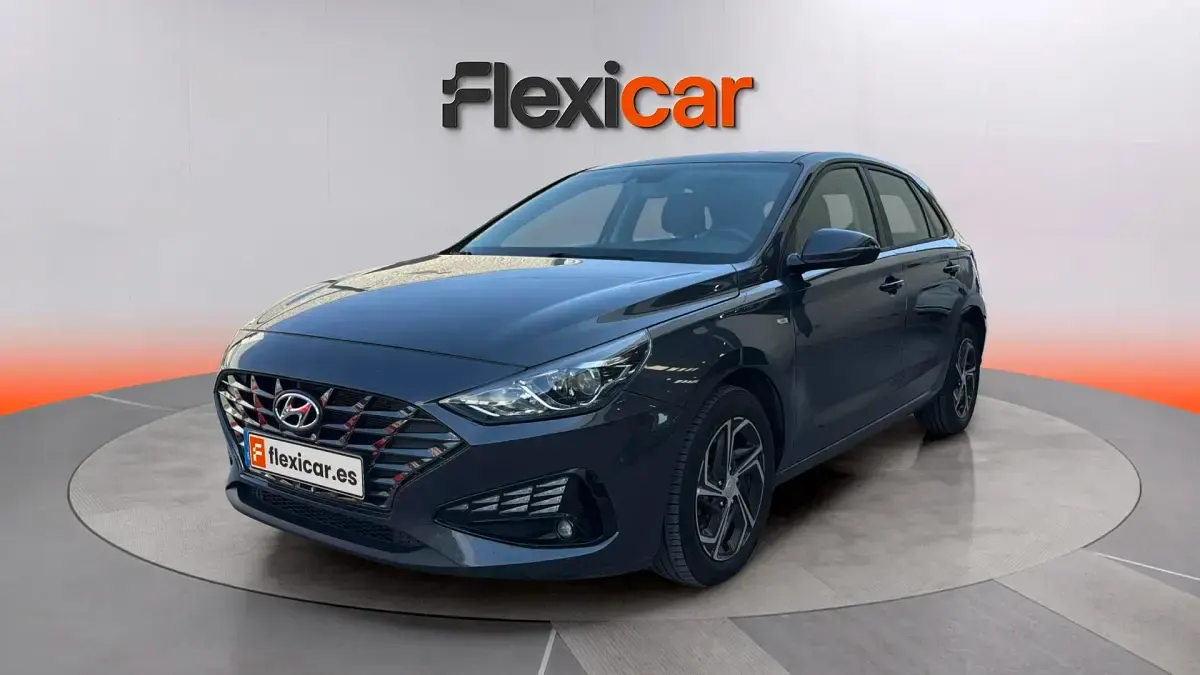Usado Hyundai i30 136 CV (100 kW) 2021 Gris Berlina