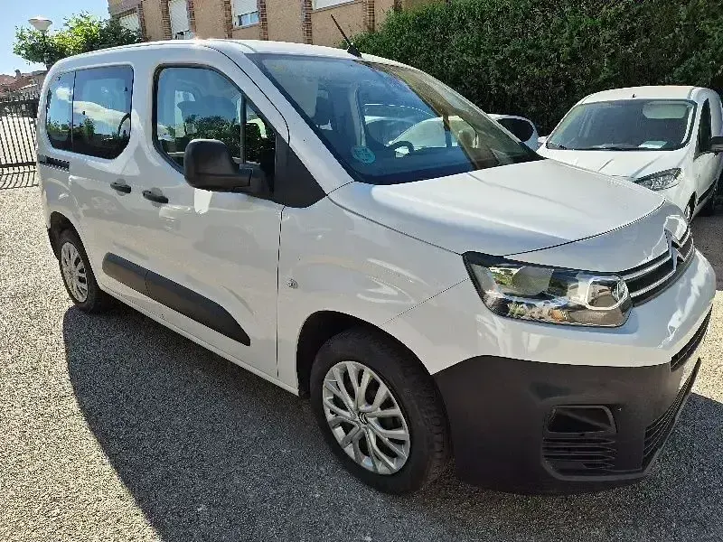 Usado Citroën Berlingo Live 102 CV (75 kW) 2022 Blanco Monovolumen