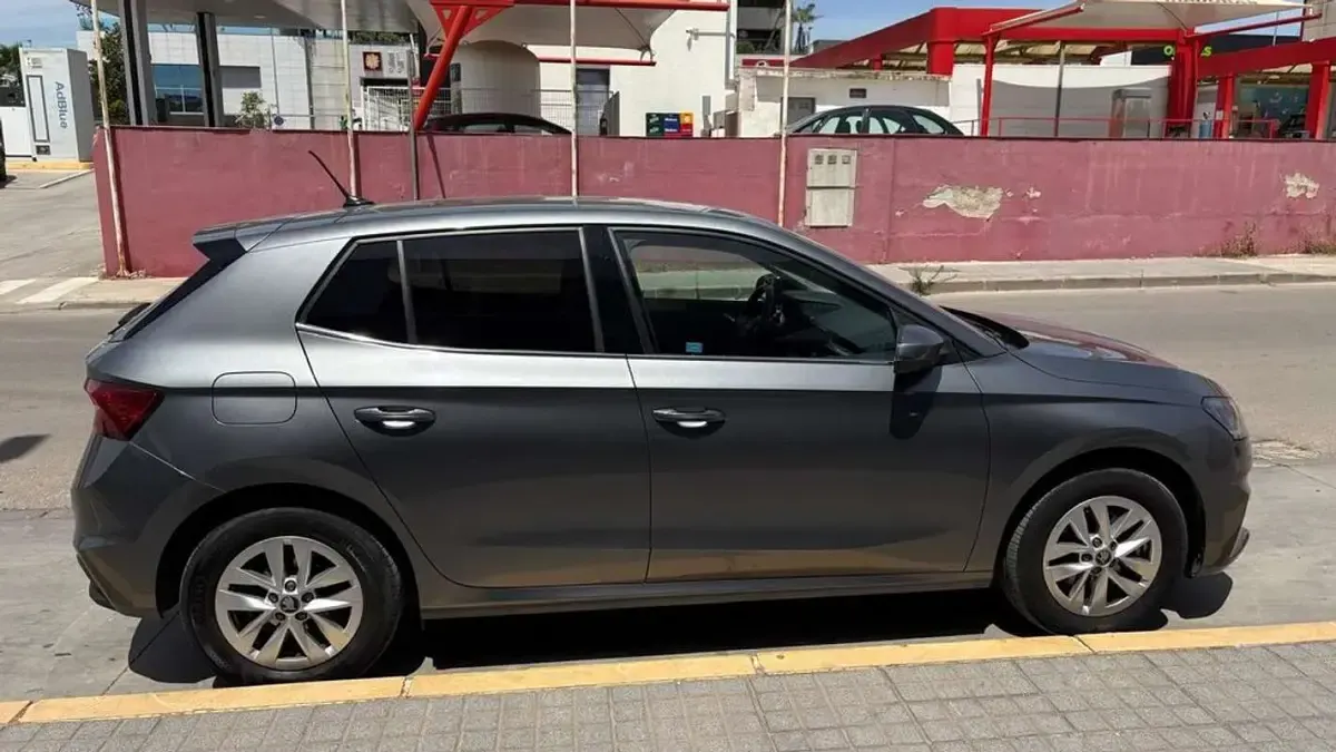 Usado Skoda Fabia 116 CV (85 kW) 2025 Gris Utilitario