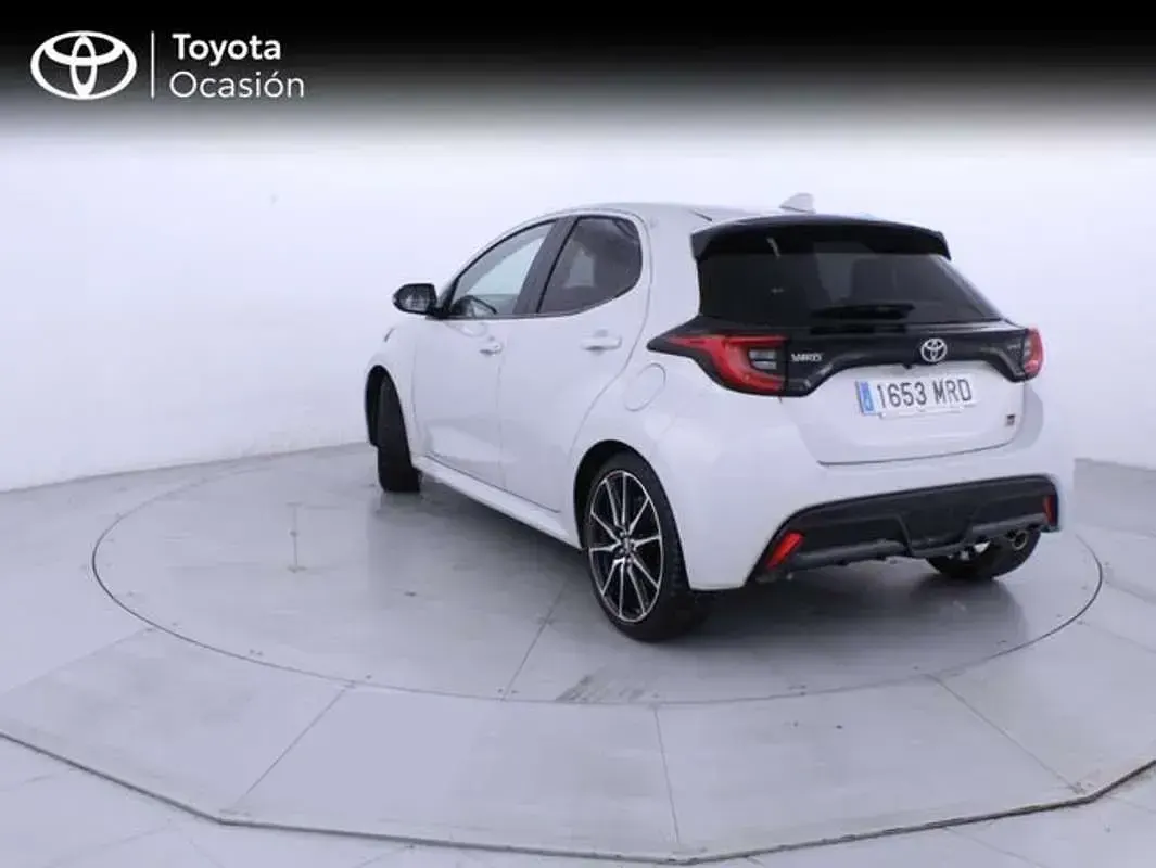 Usado Toyota Yaris Sport 116 CV (85 kW) 2024 Gris Utilitario