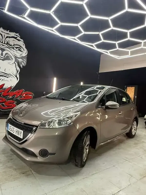 Usado Peugeot 208 Active 82 CV (60 kW) 2013 Marrón Utilitario