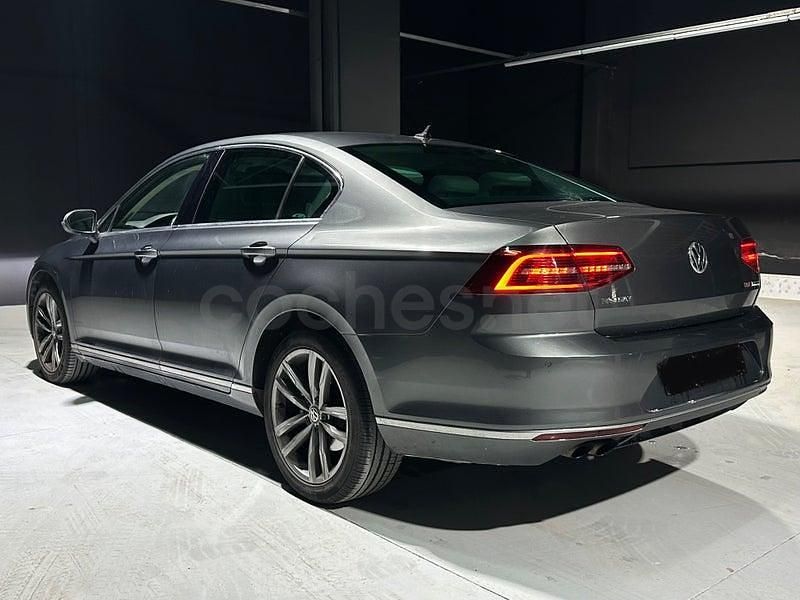 Usado VW Passat Sportline 180 CV (132 kW) 2016 Gris / plata Berlina