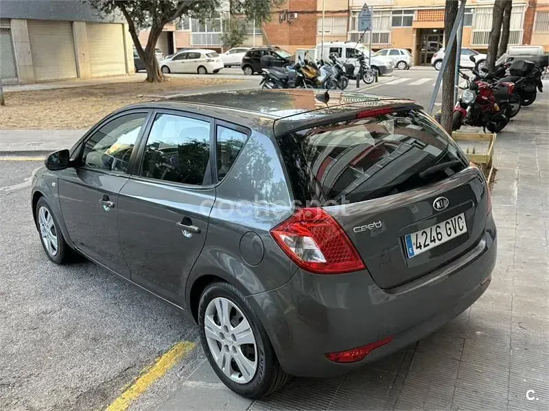 Usado Kia Ceed 90 CV (66 kW) 2010 Gris / plata Utilitario