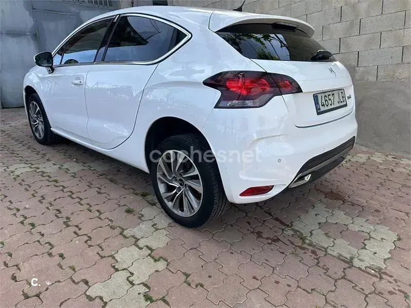 Usado DS Automobiles DS4 Design 120 CV (88 kW) 2015 Blanco Berlina