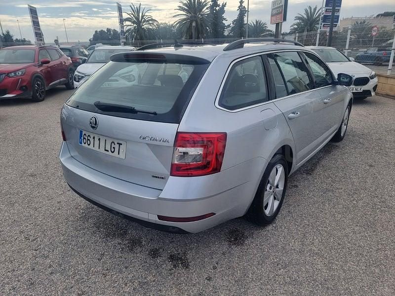 Usado Skoda Octavia 130 CV (95 kW) 2020 Gris / plata Familiar