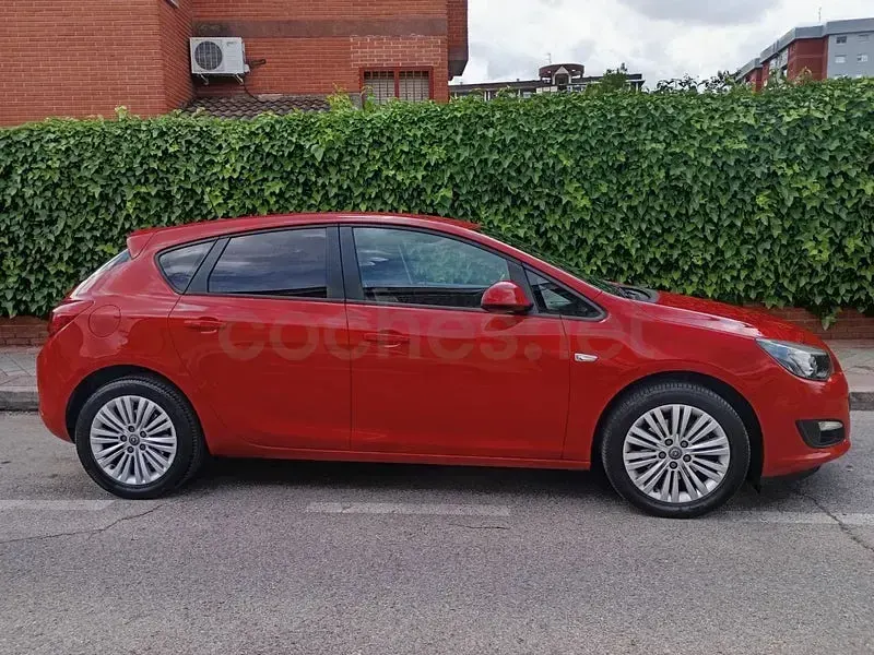 Usado Opel Astra Dynamic 110 CV (80 kW) 2015 Rojo Berlina