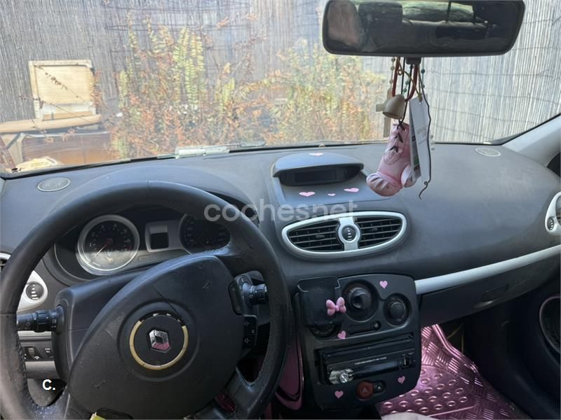 Negro Usado 2006 Renault Clio II Berlina | 2000 € (Caro) - Imagen 1/4