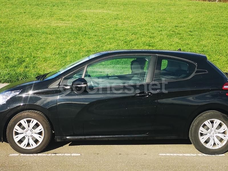 Usado Peugeot 208 Active 92 CV (67 kW) 2012 Negro Utilitario