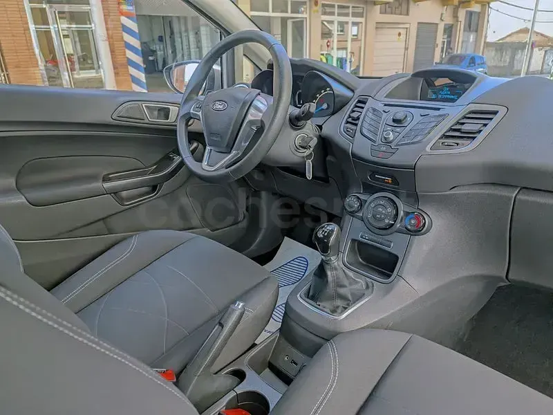 Usado Ford Fiesta Trend 100 CV (73 kW) 2013 Gris / plata Berlina